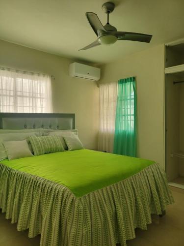 Ένα ή περισσότερα κρεβάτια σε δωμάτιο στο Spacious house with private parking