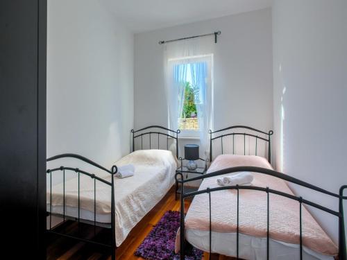 Postel nebo postele na pokoji v ubytování Apartment on Murter with Pool and Jacuzzi