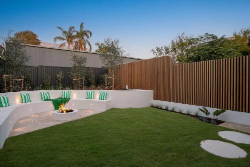 Κήπος έξω από το Nirvana Dream Home with Firepit & Walk to Beach