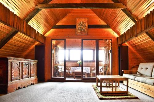 salon z kanapą i stołem w obiekcie Farmhouse near Afritzer See & Nockberge Trails w mieście Innere Einöde