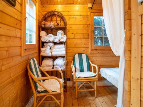 pokój z 2 krzesłami i półką z ręcznikami w obiekcie Apartment in Hollersbach with terrace w mieście Reitlehen