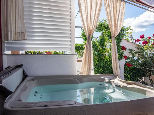 Apartment in Arbanija with bubble bath