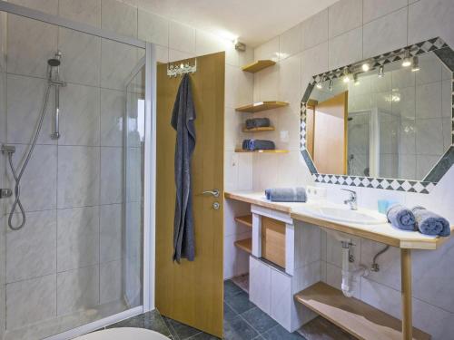 Phòng tắm tại Apartment in Kaltenbach near Ski Lifts