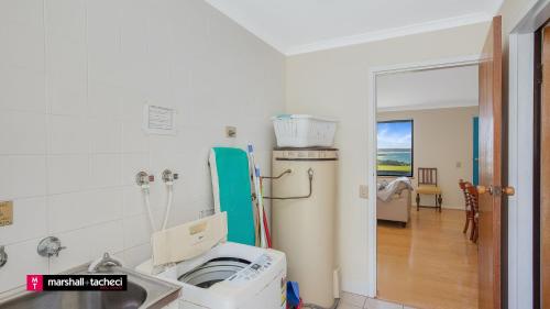 Phòng tắm tại Cuttagee Beach Cottage 2