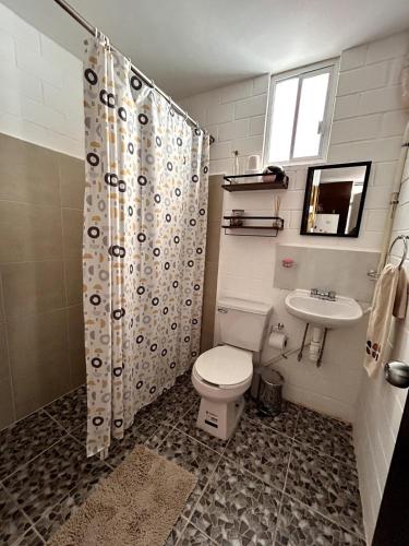 un baño con inodoro y lavabo en apartamento robles, en Santa Cruz Huatulco