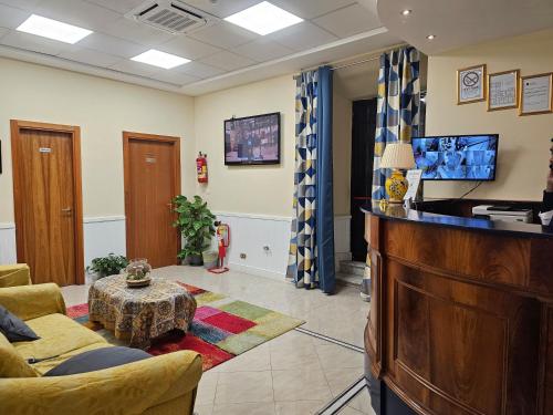 un soggiorno con un divano e un tavolo di Hotel Amadeus a Roma