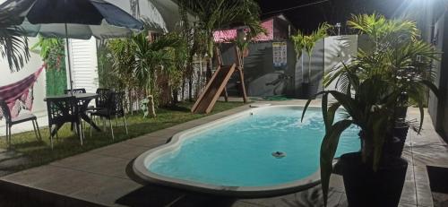 Der Swimmingpool an oder in der Nähe von Garden JP