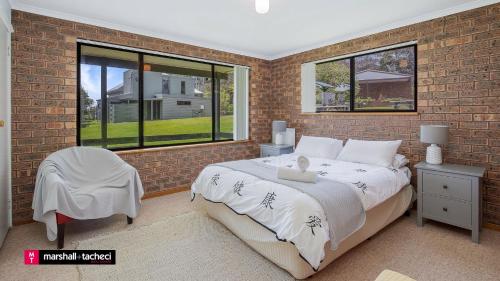 Giường trong phòng chung tại Cuttagee Beach Cottage 5