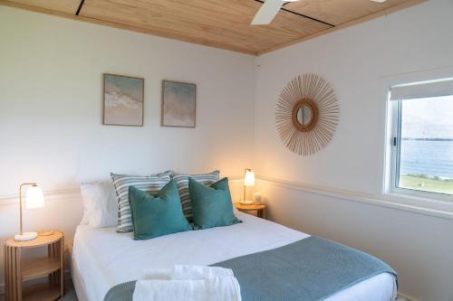 Postel nebo postele na pokoji v ubytování Jim & Dots Beachside Escape