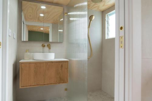 Koupelna v ubytování Jim & Dots Beachside Escape