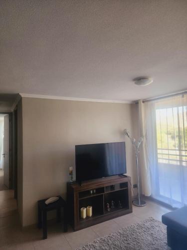een woonkamer met een flatscreen-tv aan de muur bij Casa nueva amoblada in Limarí