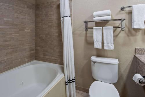 Ένα μπάνιο στο Baymont by Wyndham Lubbock