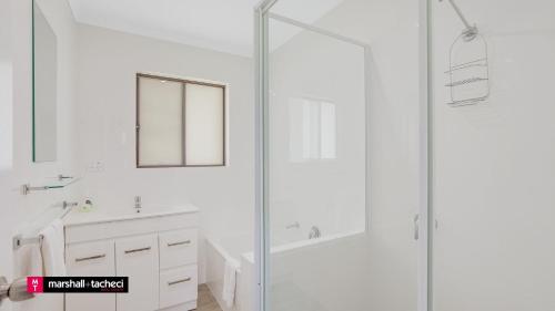 Phòng tắm tại Cuttagee Beach Cottages, 6