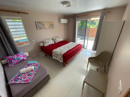 Un dormitorio con una cama y un sofá y una ventana. en Parahimai Lodge, en Farehau