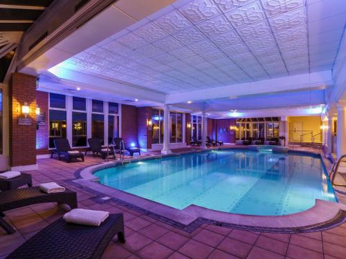 a large swimming pool in a hotel room at Mercure Blackburn Dunkenhalgh Hotel & Spa in Blackburn