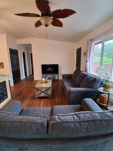 Un lugar para sentarse en Hale Maluhia-Private 2 Bedroom home