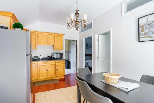 Η κουζίνα ή μικρή κουζίνα στο Spacious Two Bedroom Apartment