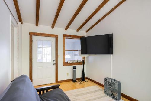 Μια τηλεόραση ή/και κέντρο ψυχαγωγίας στο Spacious Two Bedroom Apartment