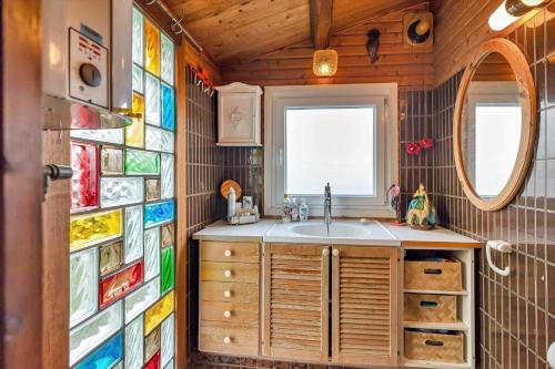 een badkamer met een wastafel en een tegelwand bij FJ1003-Jaegerspris-Strandkrogen-2-A in Jægerspris