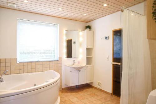 un baño con bañera y lavabo en 13311-1-Asnaes-Hove-Straede-42-C, en Høve Strand