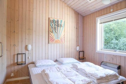 Un dormitorio con dos camas en una habitación con ventana. en 13311-1-Asnaes-Hove-Straede-42-C, en Høve Strand
