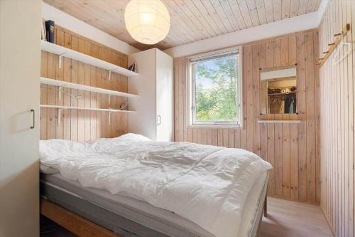 um quarto com uma cama e uma janela em FJ2402-Skibby-Lindevaenget-50 em Rønø