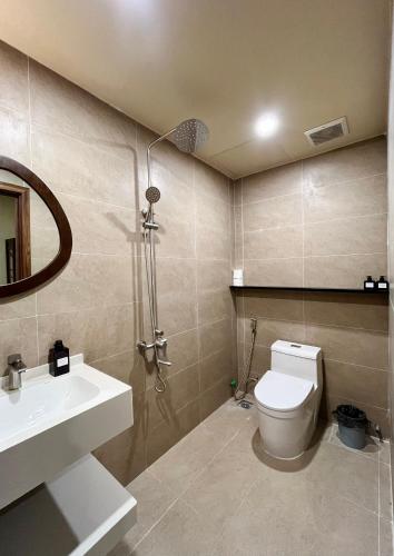 a bathroom with a toilet and a sink at Nhà thơ Homestay in Cồn Giả Viên