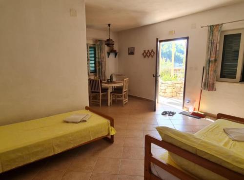 Postel nebo postele na pokoji v ubytování Apartments Stiniva Hvar