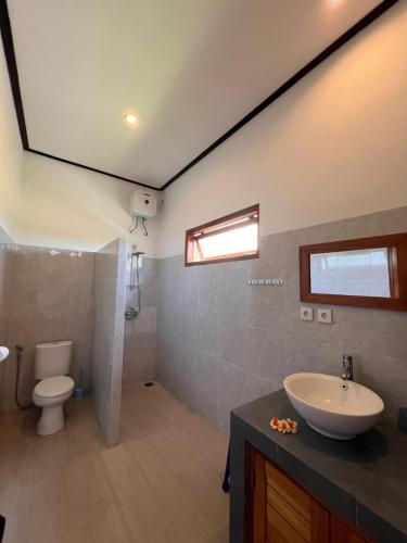 un bagno con lavandino e WC di Villa Saudara a Data