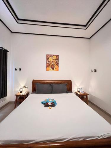 una camera da letto con un letto e due tavoli di Villa Saudara a Data