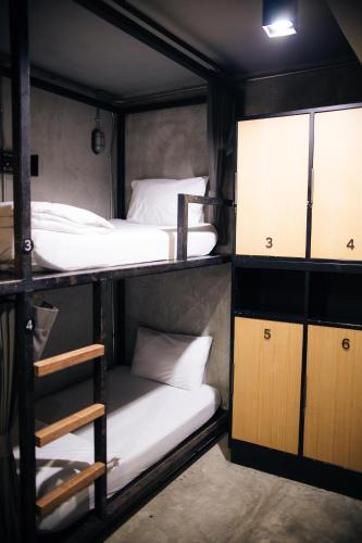 Ένα ή περισσότερα κρεβάτια σε δωμάτιο στο BED STATION Hostel Ratchthewi