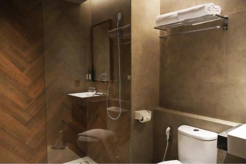 Ένα μπάνιο στο Cordela Suites Cianjur