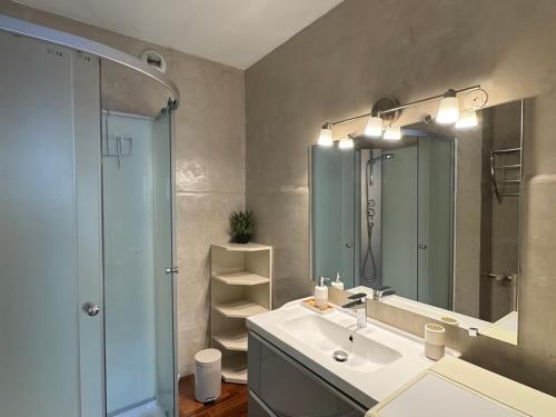 Ένα μπάνιο στο Grand Studio avec balcon, fibre internet - FR-1-555-121