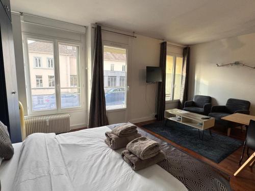 Ένα ή περισσότερα κρεβάτια σε δωμάτιο στο Grand Studio avec balcon, fibre internet - FR-1-555-121