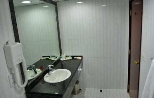 y baño con lavabo y espejo. en Rolla Suites Hotel -Former J5 Bur Dubai Hotel en Dubái