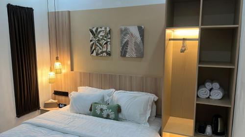 Een bed of bedden in een kamer bij Summerville Homes