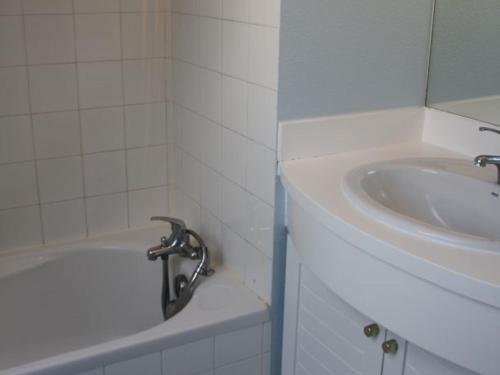 Ένα μπάνιο στο Maison en pierres typique, 3 chambres, parking, proche plages à Arzon - FR-1-775-43