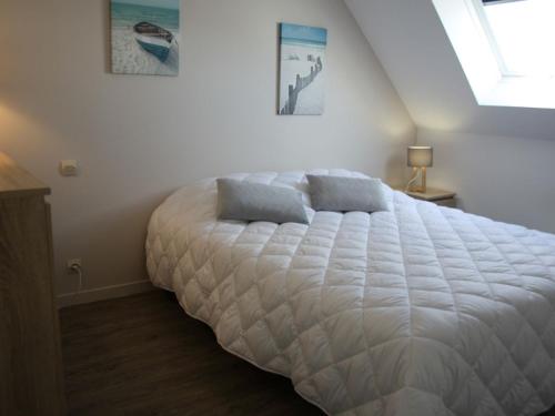 Ένα ή περισσότερα κρεβάτια σε δωμάτιο στο Maison en pierres typique, 3 chambres, parking, proche plages à Arzon - FR-1-775-43