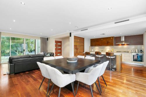 Kuchyň nebo kuchyňský kout v ubytování Walk to Beach Coastal Home in Coogee