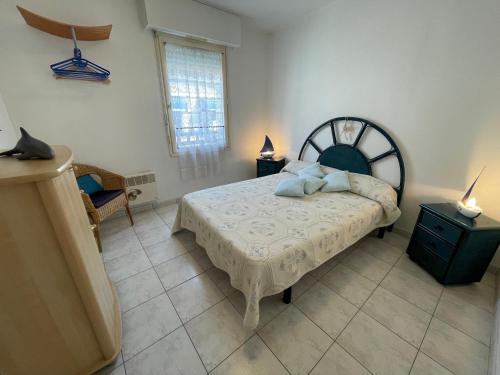 Ένα ή περισσότερα κρεβάτια σε δωμάτιο στο Spacieux appartement 4 pers, terrasse, parking, Sarzeau centre, proche plages - FR-1-775-49