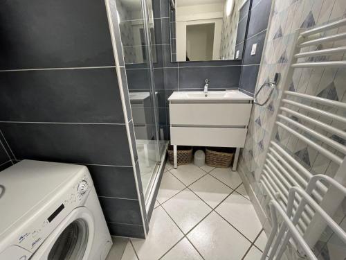 a bathroom with a washing machine and a sink at Appartement rez-de-jardin proche Port Crouesty, 4 pers, tennis, piscine, wifi - FR-1-775-50 in Arzon