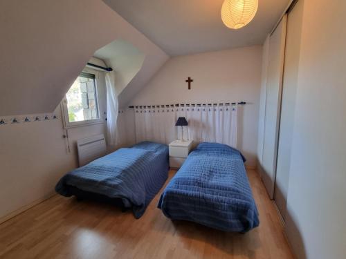 Ένα ή περισσότερα κρεβάτια σε δωμάτιο στο Maison 8 pers, Arzon, animaux admis - FR-1-775-52