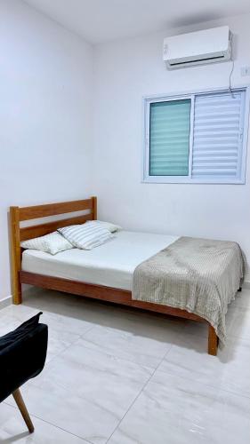 Ένα ή περισσότερα κρεβάτια σε δωμάτιο στο Casa completa em Praia Grande, 500 metros da praia