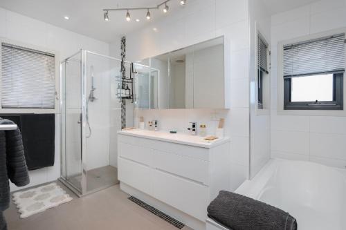 Ένα μπάνιο στο Home Away From Home - Maribyrnong Boutique Townhouse