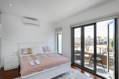 Ένα ή περισσότερα κρεβάτια σε δωμάτιο στο Home Away From Home - Maribyrnong Boutique Townhouse