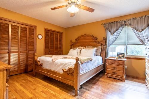 Voodi või voodid majutusasutuse Sleeps 12! Main Level Primary Suite-Beautiful Backyard Oasis toas