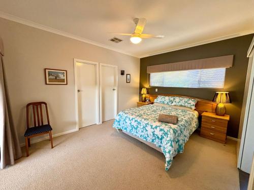 Giường trong phòng chung tại Cozy Retreat South Bunbury