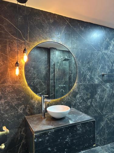 Ένα μπάνιο στο Habitación en casa de lujo