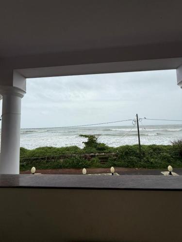 d'une fenêtre offrant une vue sur l'océan. dans l'établissement Rozana Retreats BeachVibe -kannur, à Kannur