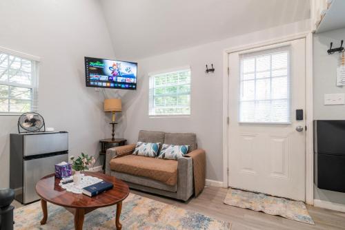 Televiisor ja/või meelelahutuskeskus majutusasutuses Tiny house with smart bidet and water purify-system